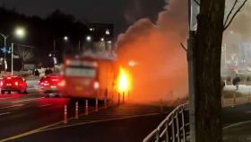 서울현충원 지나던 버스에서 불…승객 등 30명 대피