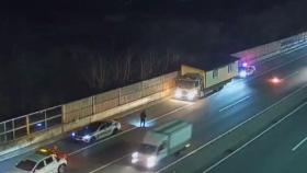 [영상] 감곡IC 인근서 트럭이 옹벽 들이받아…일대 '일시 정체'