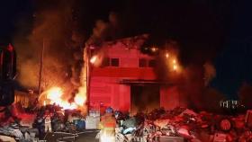 [영상] 인천 서구 폐기물업체 화재로 공장 전소…인명 피해 없어