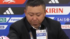북한 여자축구 올림픽 좌절에…리유일 감독 눈물의 기자회견
