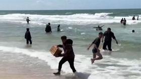 구호품 잡으려 바다로 뛰어들어…가자 주민 18명 사망
