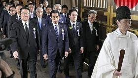 일본 의원 94명 야스쿠니 신사 참배…
