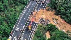 연휴 첫날 무너져 내린 중국 고속도로…차량 추락 54명 사상
