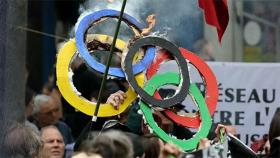 올림픽 오륜 모형 불태우며 시위…파리 곳곳서 나온 목소리