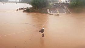 브라질 덮친 폭우, 물살에 교량도 붕괴…
