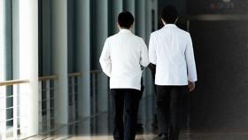 의료계 총력전…총리 고발에 '3천 명 증원' 의사 신상 털기