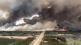 '산불 닷새째' 긴급 대피령…캐나다 최대 석유 생산지 위협
