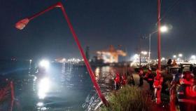 인천서 추돌사고로 승용차 바다 추락…1명 사망·1명 부상