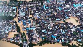 집 무너지고 차량들 '둥둥'…중국 남부서 50여 명 사망