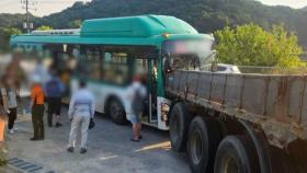시내버스·화물차 연쇄 추돌 '쾅쾅'…17명 부상