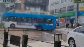 시내버스 가건물로 돌진 '쾅'…12명 부상