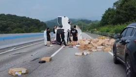 [영상] 영동고속도로서 넘어진 1톤 트럭…시민들 도움으로 통행 재개