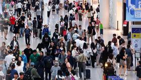 긴 연휴에 인천공항 '북적'…고향길 추석 당일 가장 혼잡