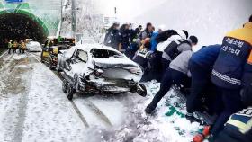 습기 머금어 무겁고 축축한 눈…곳곳 붕괴 사고 잇따라