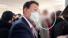 윤 대통령 어깨에 손 얹고, 김건희 여사 회사 '고문' 명함도…체포된 '건진법사' 누구?