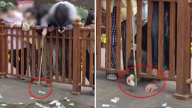 대놓고 막대기로 끌어오고…절 올리는 척 불전함에 '슥'