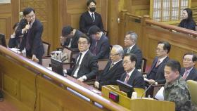 [여담야담] 불리한 답변에…같은 대리인단끼리 마이크 뺏은 윤 대통령 측