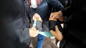 복대 속 '이것'에 숨겨…74억 금괴 밀반송 딱 걸렸다