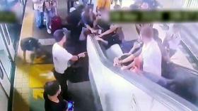 도미노처럼 '와르르'…에스컬레이터 역주행 사고 '봉변'