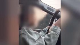 무릎에 어린 딸 앉혀 운전대 맡겼다…베트남 도로 '발칵'