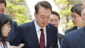 법원 앞 모습 드러낸 윤 전 대통령…소감 묻자 '팔틀막' 한 경호원