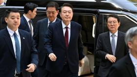 '내란혐의' 윤석열 첫 법원 공개출석…포토라인 말없이 통과