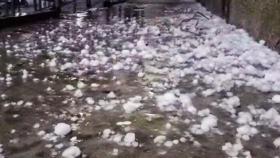 낮엔 32℃ · 밤엔 우박…