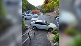 입구 완전히 막아선 차…