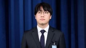 팔뚝 잡고서 