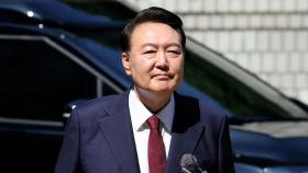 내란 특검팀, 윤 공판 첫 참석…
