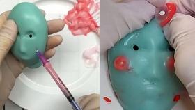 얼굴에 푹, 다시 꾹꾹…