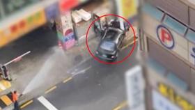 승용차 상가 건물로 돌진…80대 
