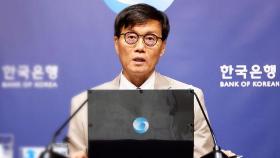 집값 과열에 금리 동결…
