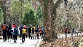 '사회적 거리두기' 지쳤나?…등산객 야외활동 북적