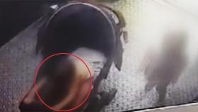 [단독] 유모차를 쾅, 벌벌떠는 정인이…학대 CCTV 영상 보니