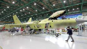 베일 벗은 첫 한국형 전투기 'KF-X'…내년 7월 첫 비행