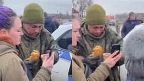 민간인 공격 논란 속 투항한 러 군인, 우크라 주민이 건넨 빵에 눈물