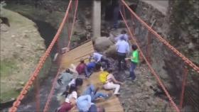 [영상] 멕시코 계곡 위 출렁다리 재개통식 중 붕괴…25명 부상