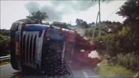 [영상] 달리던 트럭 타이어 '펑'…SUV와 정면 충돌, 2명 부상