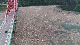 충주호에 나타난 '쓰레기섬'…폭우 끝나니 쓰레기와 전쟁