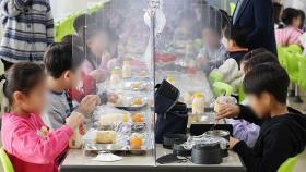 '밥 대신 빵과 우유로'…학교 비정규직 파업에 급식 차질