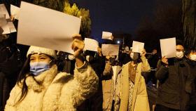 中, '백지시위' 막으려 무장 경찰 투입·인터넷 차단…연대시위 전세계 확산