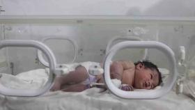 폐허 속 '기적 생환'…구조된 신생아 건강 회복·47시간만에 손녀 재회