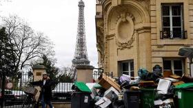 쓰레기장이 된 파리 거리…프랑스 연금개혁법 후폭풍
