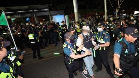 경찰, '금속노조' 대법원 앞 야간집회 강제 해산