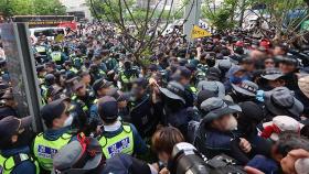 민주노총 '3만명' 도심 집회…경찰, '공무집행방해' 시위대 4명 체포
