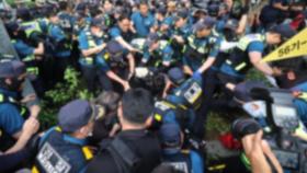 민주노총 분향소 기습설치에 4명 체포…야간집회는 '자진해산'