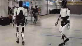 사람처럼 걷는 테슬라 로봇 '옵티머스'…휴머노이드 개발 경쟁 격화