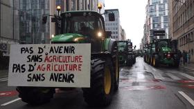 유럽 농민 '트랙터 시위' 격화…EU 본부 돌진·도로에 방화