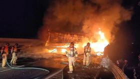 호남고속도로 인근서 16톤 트럭 화재…3억 원 넘는 의약품 불 타